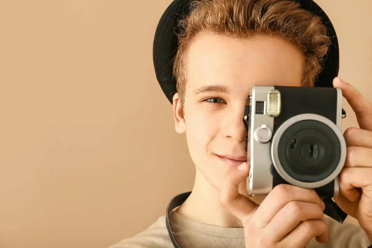 صورة لطفل يمسك بالكاميرا ليسجل لحظة