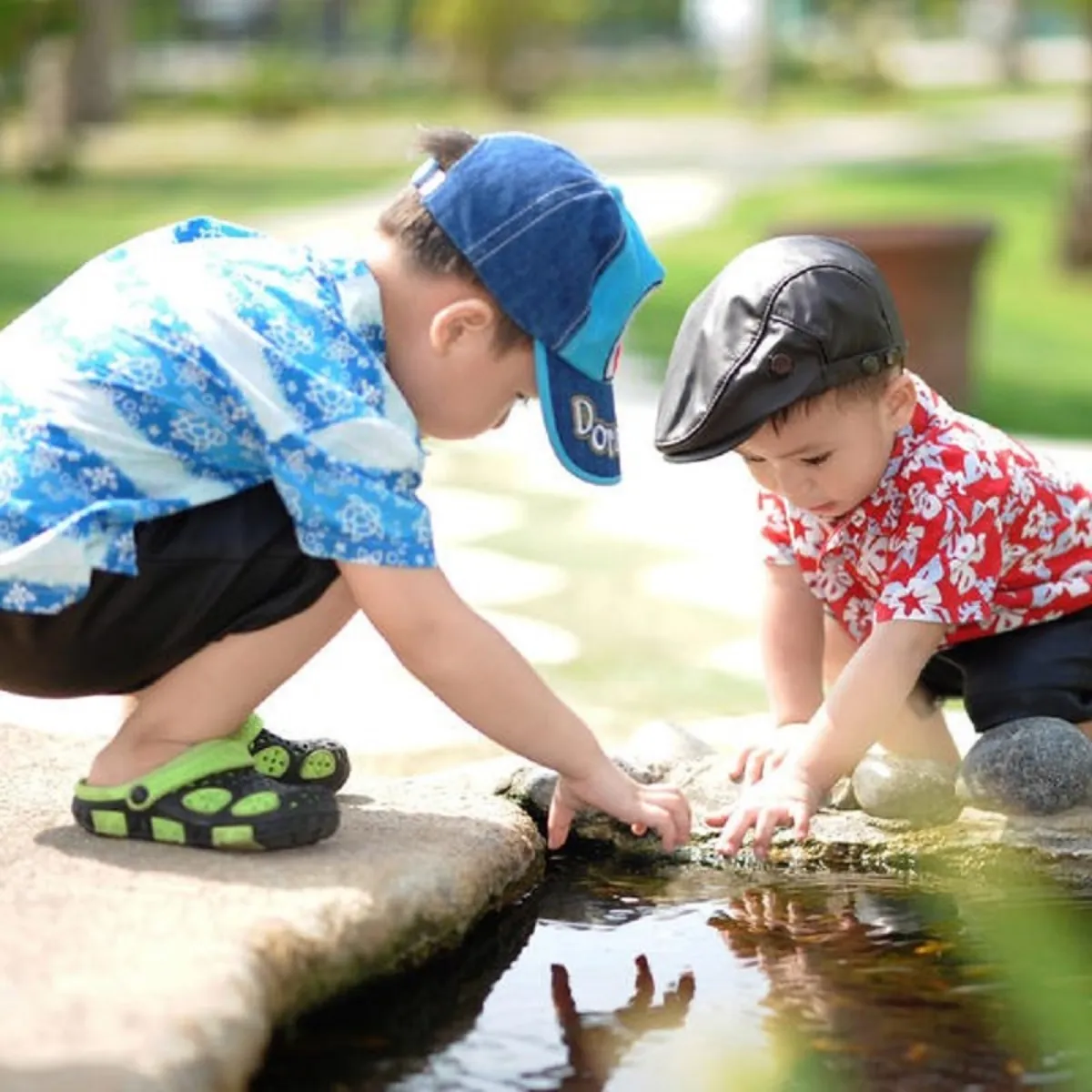 صورة لطفلين يلعبان بسعادة