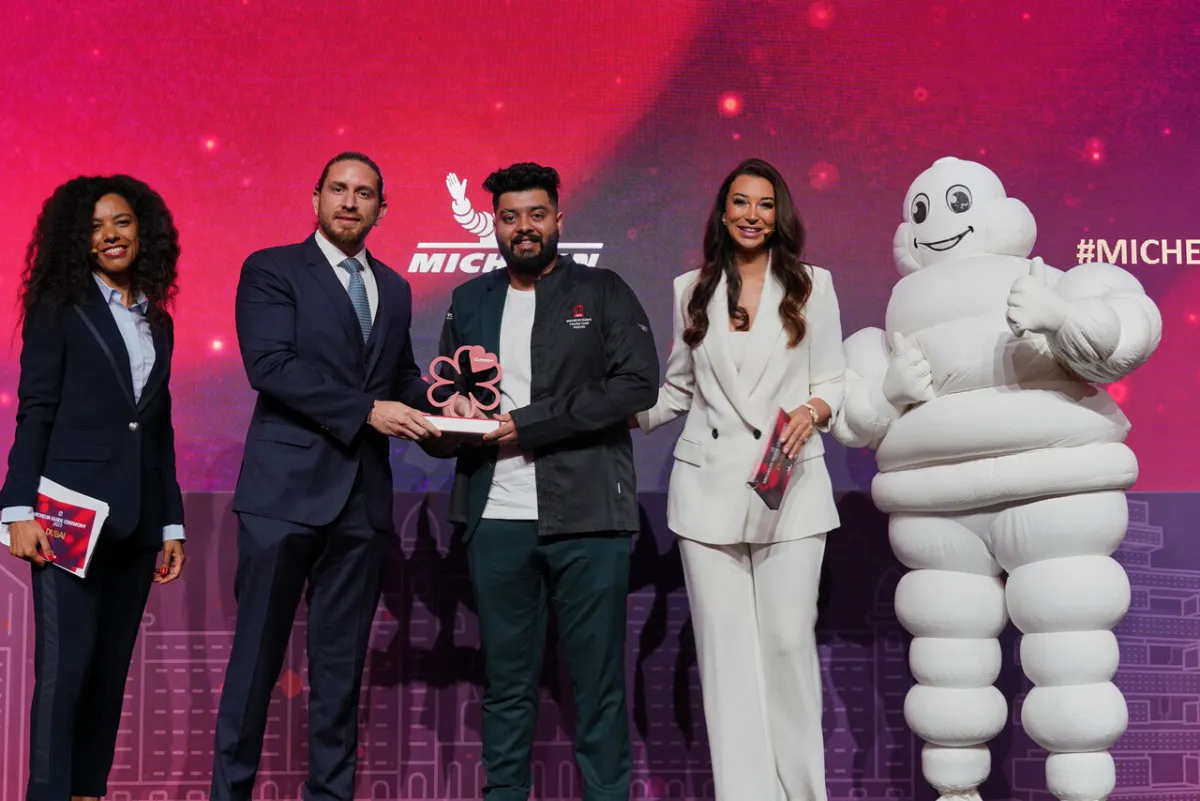 صورة جماعية مع شعار ميشلان