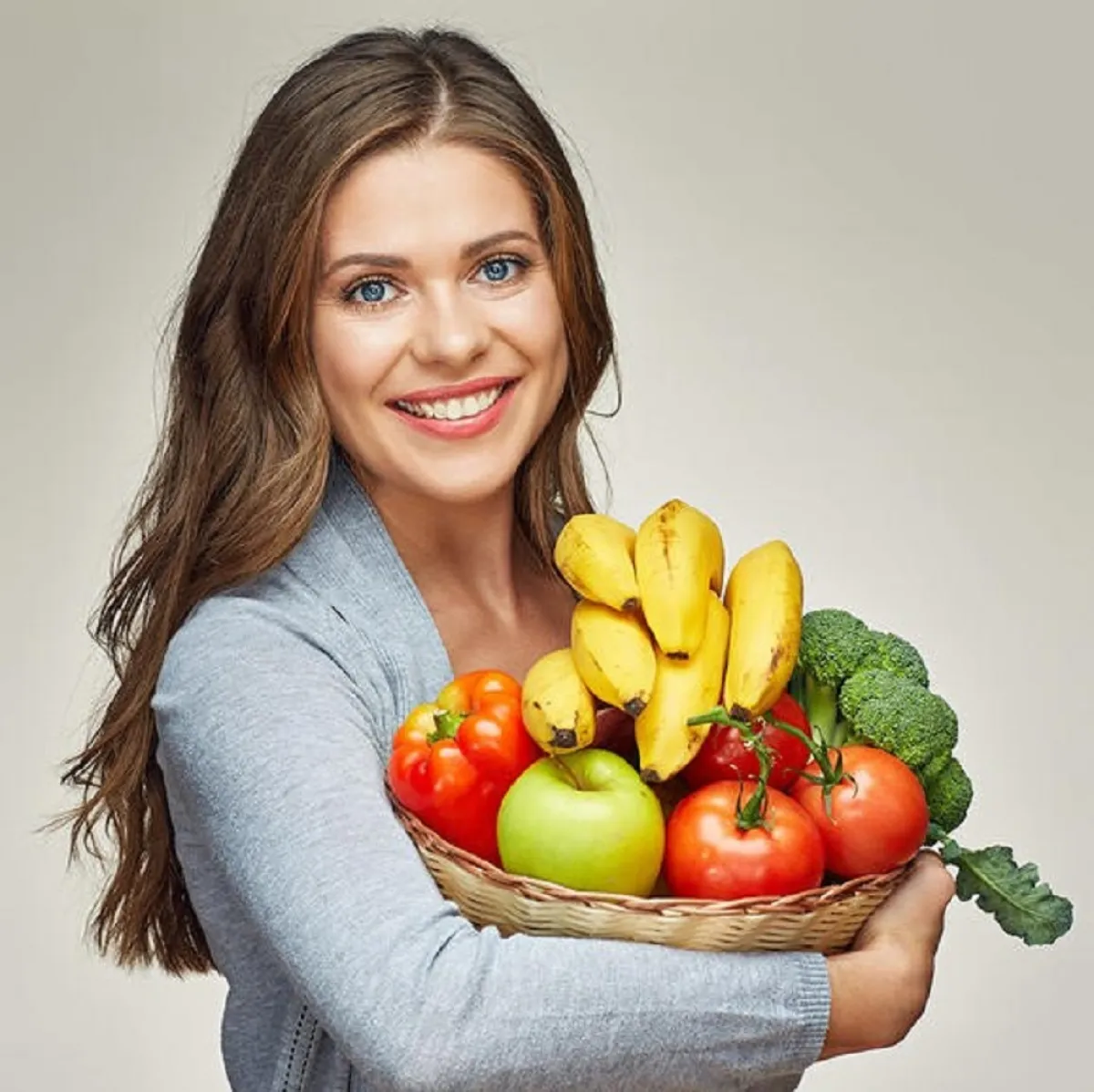 صورة لحامل تحمل طبقاً من الفاكهة