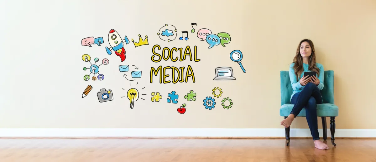 صورة لفتاة اجتماعية