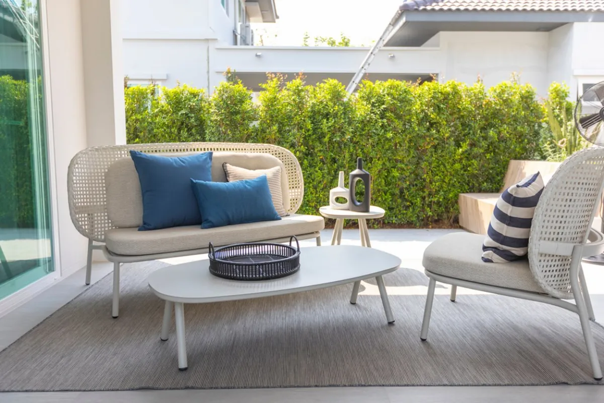 حسن انتقاء القطع، مثل: الصوفا أو الكراسي والطاولات الجانبية الصغيرة للبلكونة