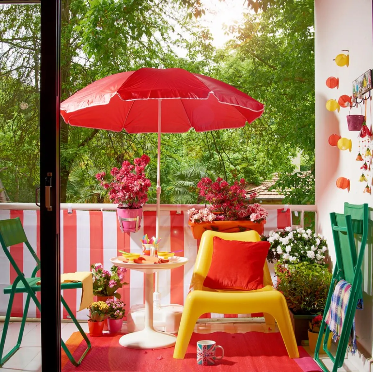 سجادة صيفية على أرضية البلكونة