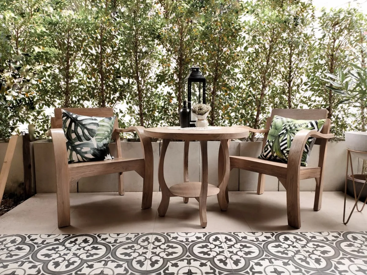 بلاط مميز يغطي أرضية البلكونة