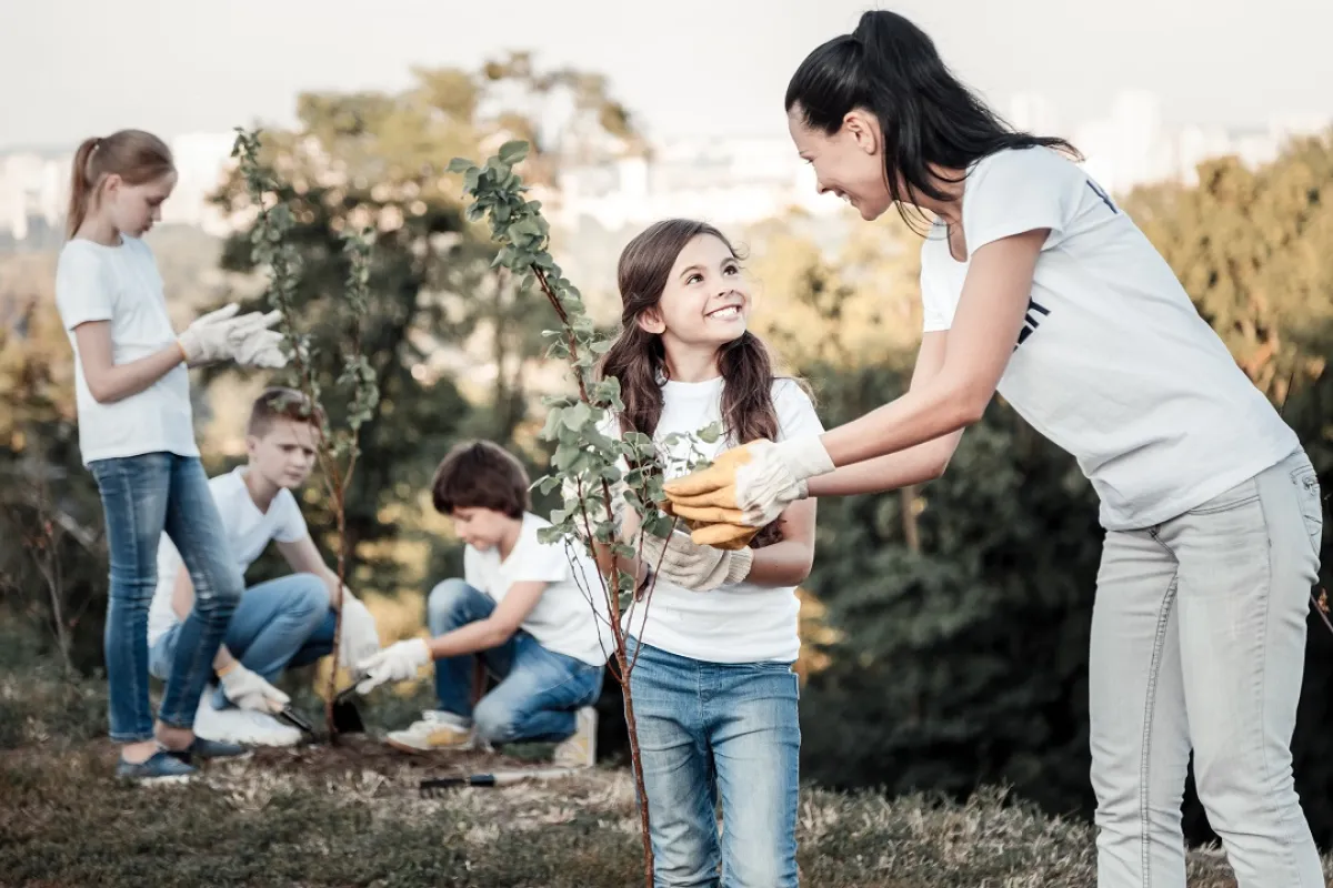 صورة لطفلة تشارك بنشاط الزراعة 