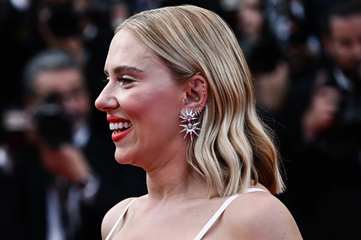 الممثلة الأميركية سكارليت جوهانسون Scarlett Johanssonفي عرض فيلم في مهرجان كان السينمائي 76 (مصدر الصورة LOIC VENANCE / AFP)