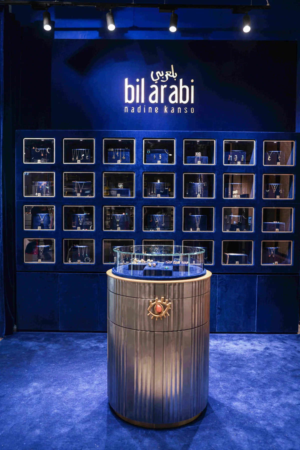 يُحاكي التصميم الداخلي للمتجر فخامة علبة مجوهرات العلامة باللون الأزرق 