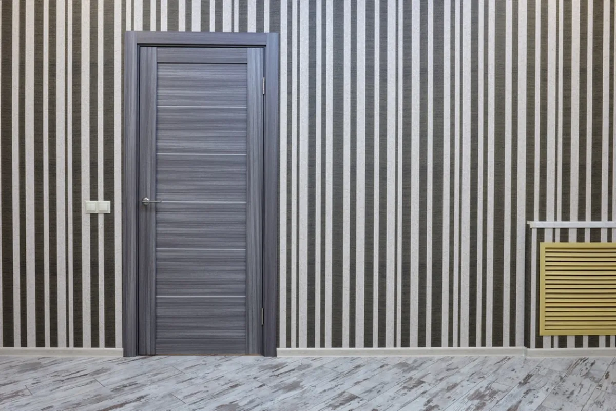 باب لافت بطلائه الرمادي