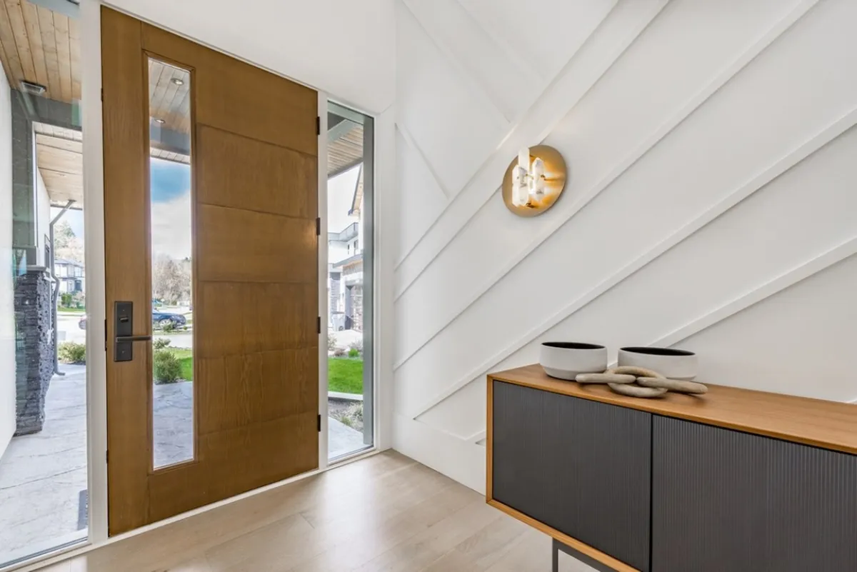 باب أمامي يدمج الخشب بالزجاج