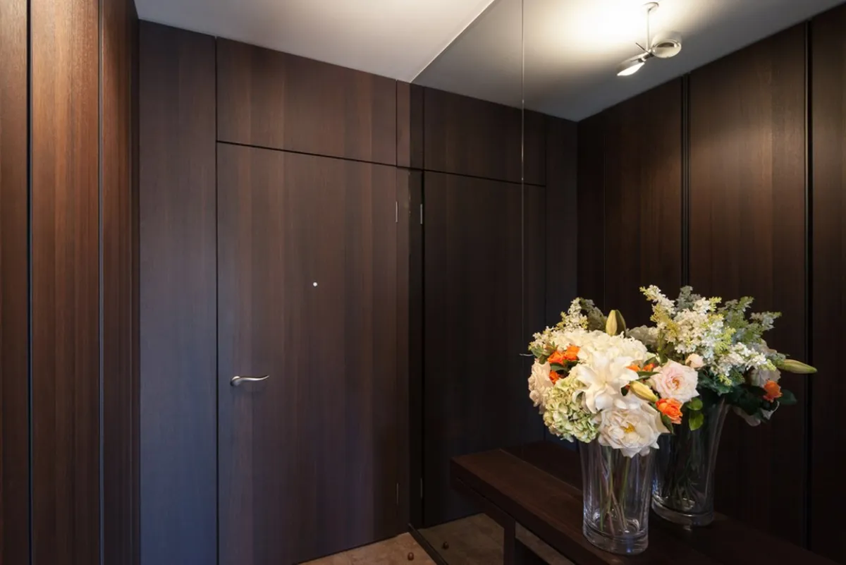 باب خشبي مُدمج بالجدار