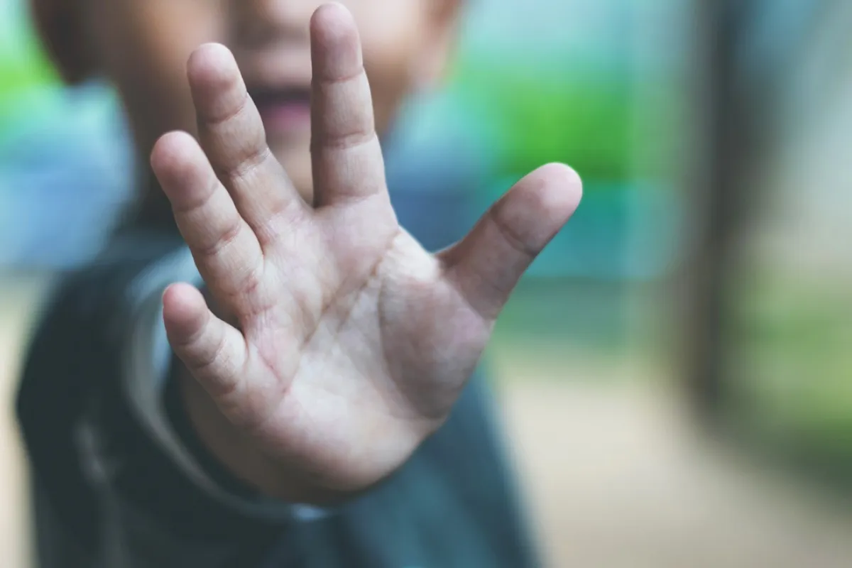 صورة لطفل يطلب التوقف عن عقابه