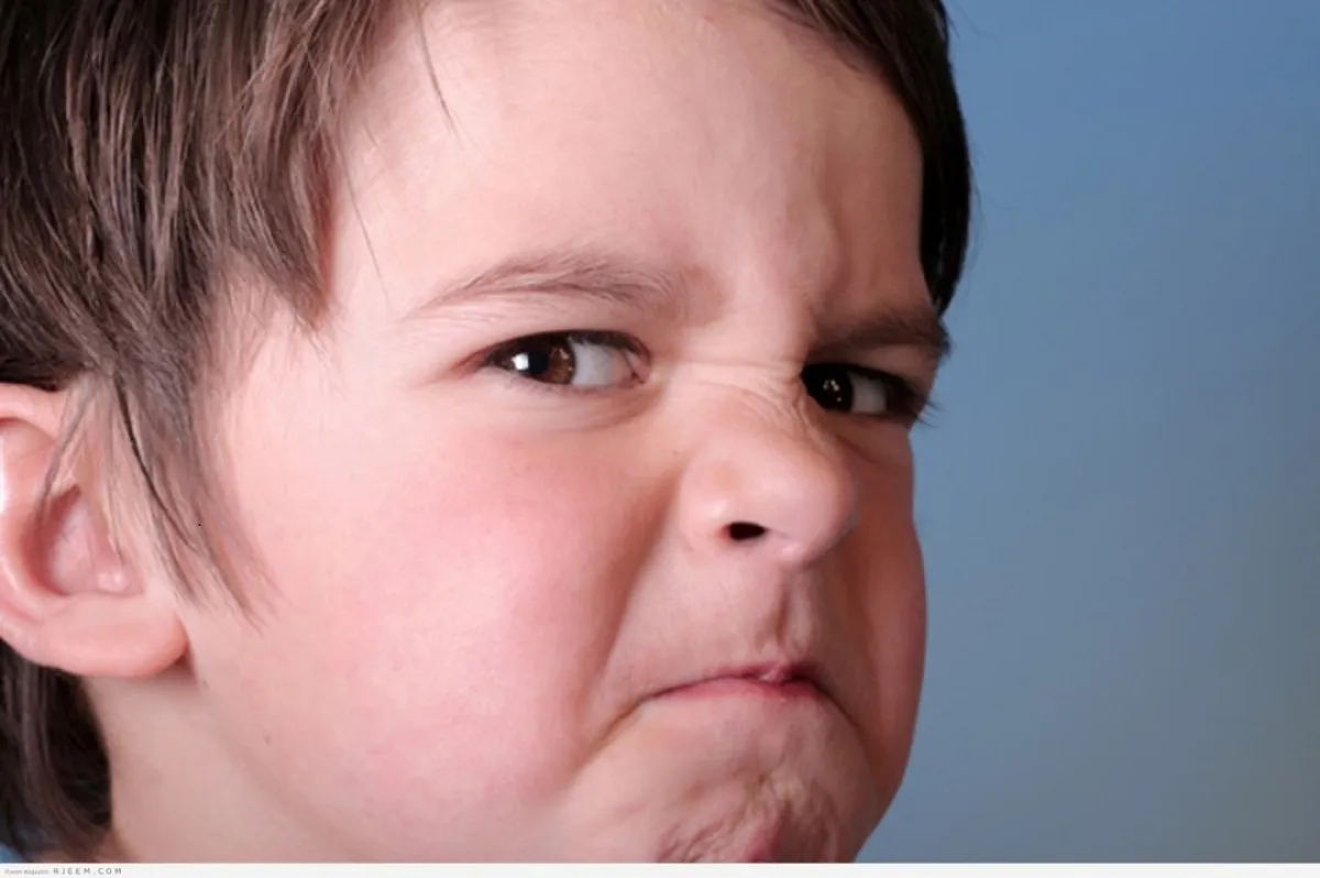 صورة تعبرعن طفل عصبي..عنيد