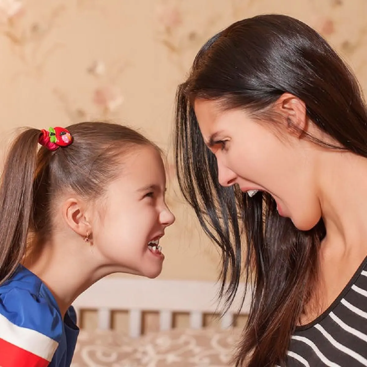 صورة لصراع بين  طفلة وأمها