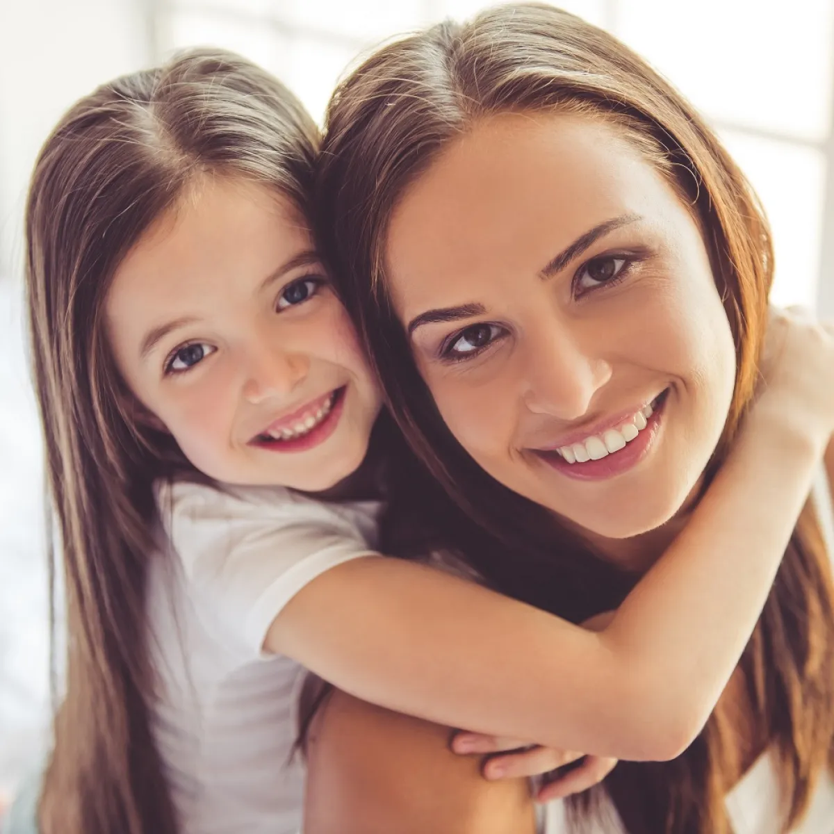 صورة لطفلة تحتضن أمها