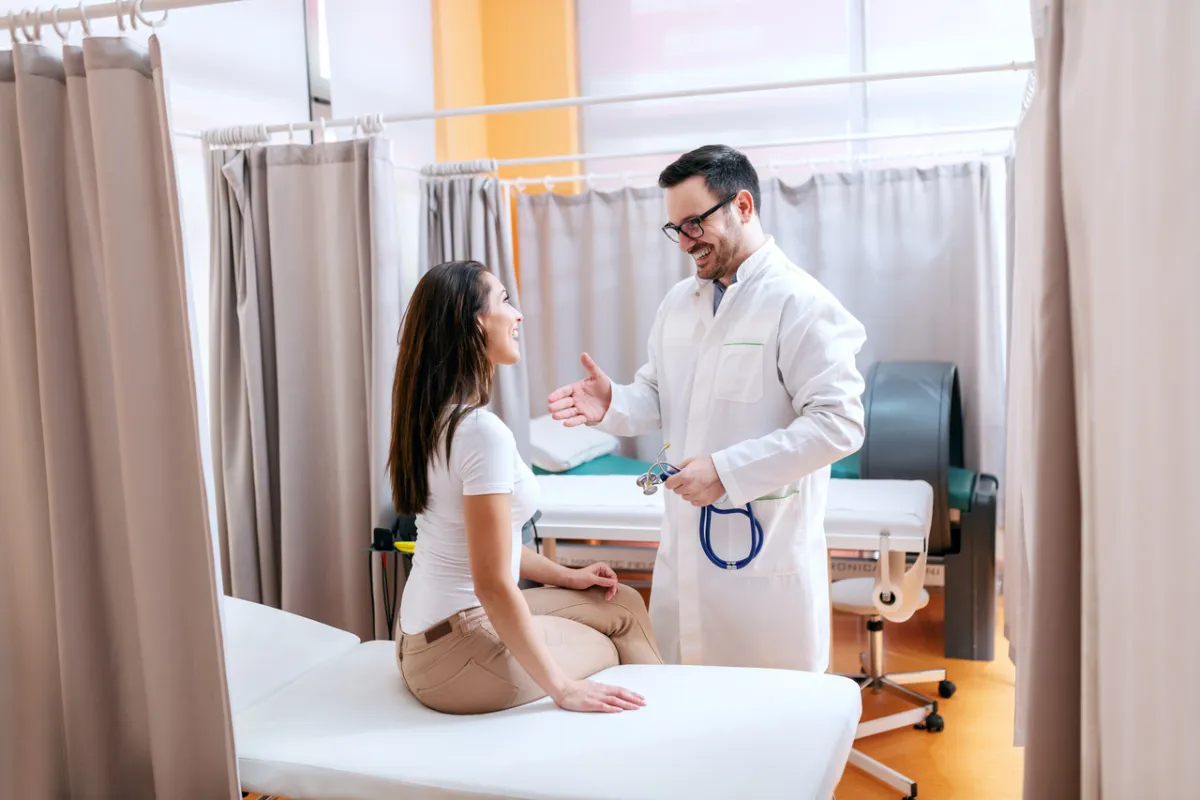طبيب يفحص المريضة