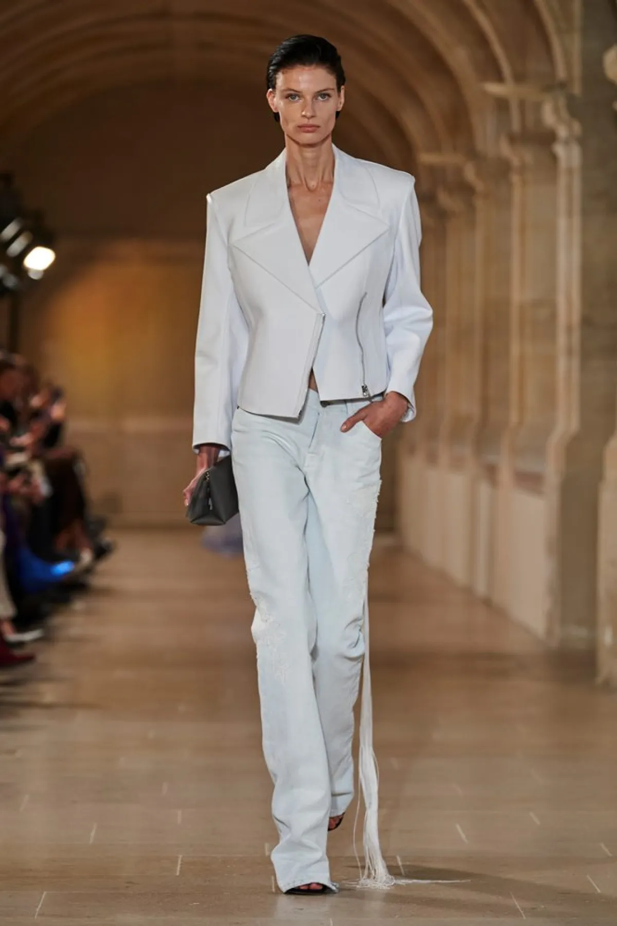 تنسيق الجينز الأبيض من فيكتوريا بيكهام «Victoria Beckham»