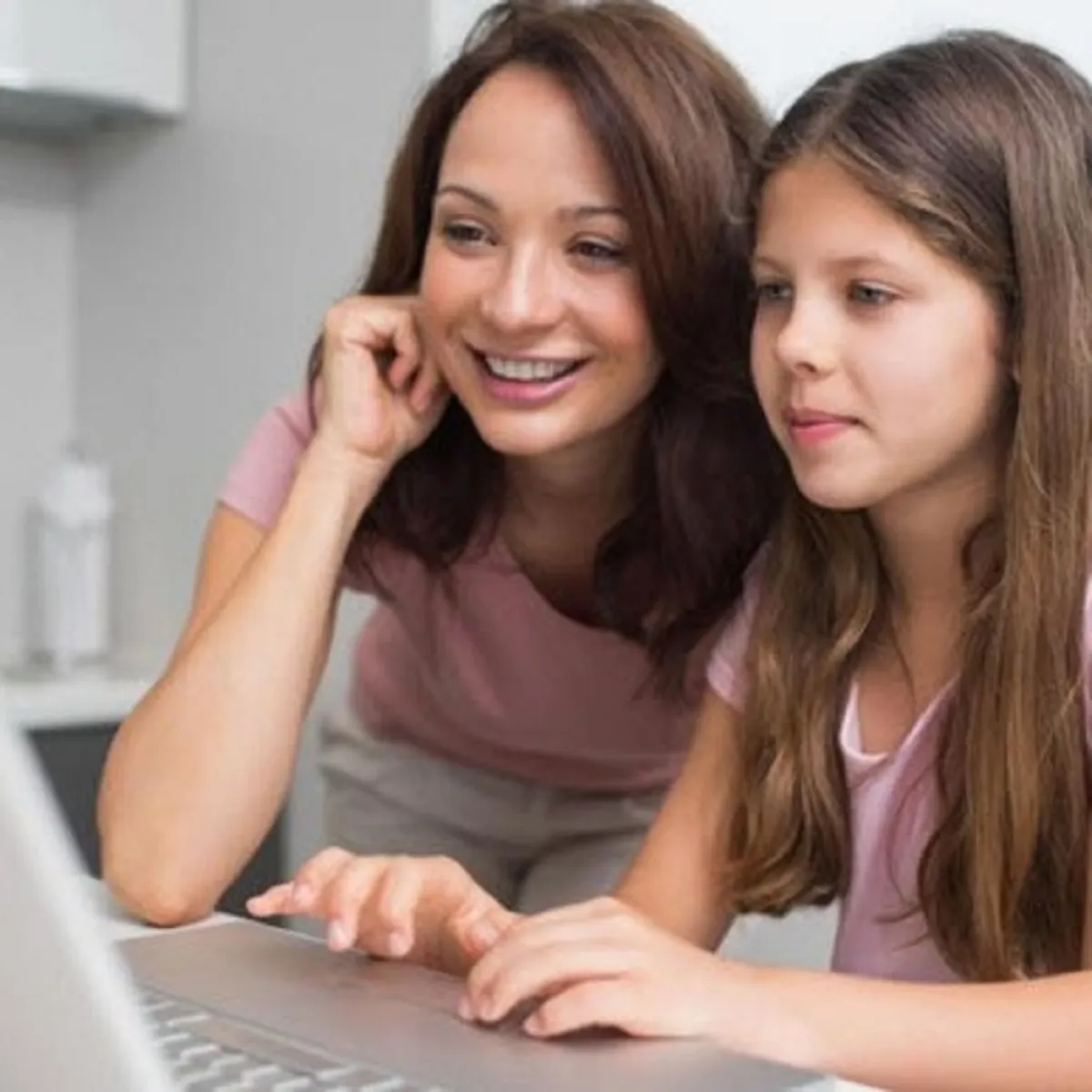 صورة أم وطفلة يتشاركان مشاهدة ألعاب الجهاز الإليكتروني