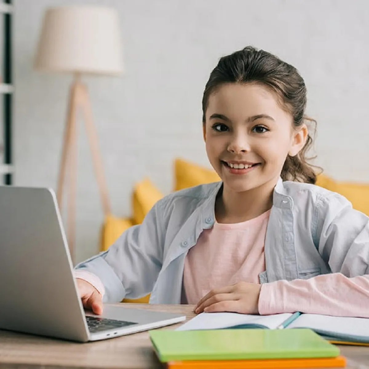 صورة لطفلة تتعامل وحدها مع ألعاب الجهاز