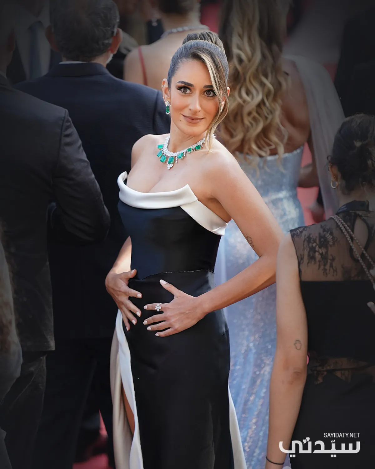 أمينة خليل على السجادة الحمراء في مهرجان كان