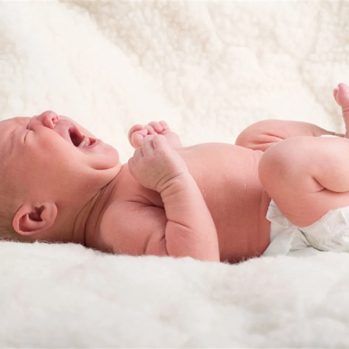 صورة لطفل رضيع يبكي