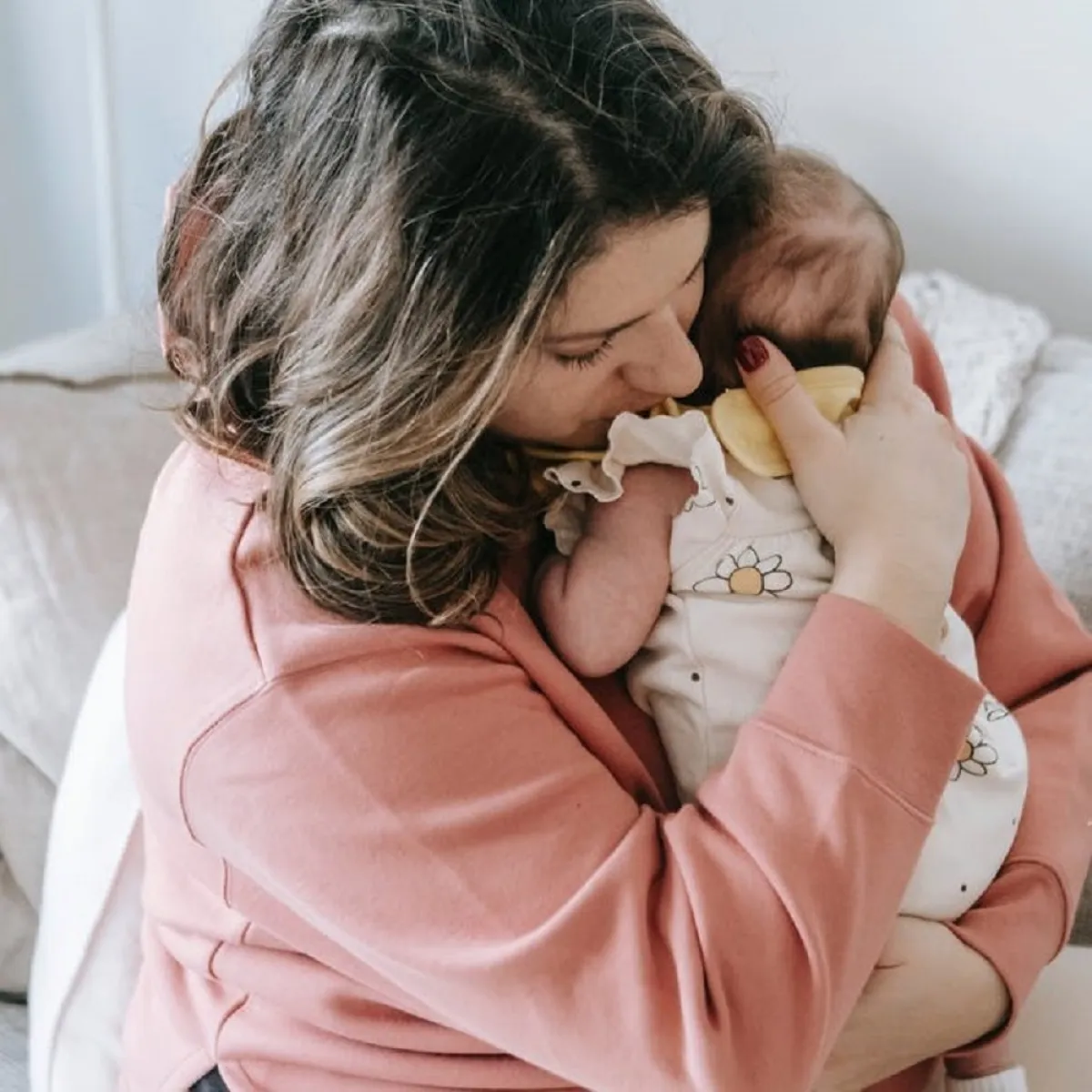 صورة لأم تحاول تهدئة طفلها