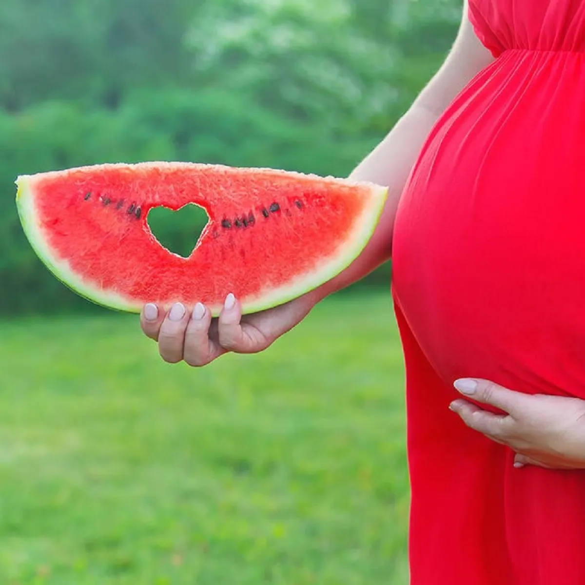 صورة لحامل تمسك بشريحة البطيخ