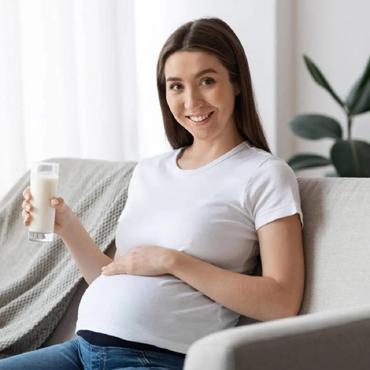 صورة لحامل تمسك بكوب اللبن
