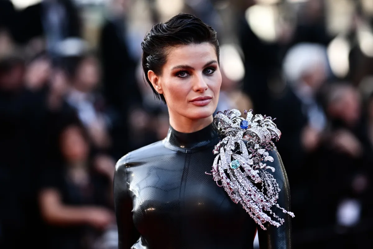 الموديل البرازيلية إزابيلا فونتانا في خاتم مهرجان كان السينمائي 76 (مصدر الصورة LOICVENANCE / AFP)