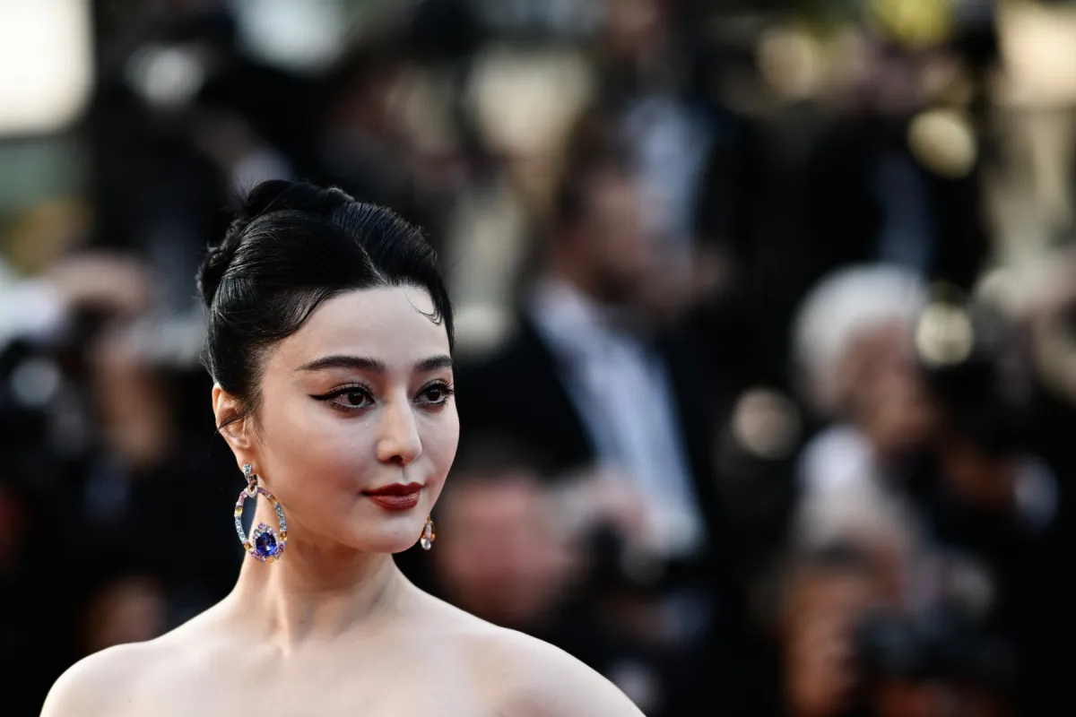 الممثلة الصينية فان بينغبينغ Fan Bingbing في ختام مهرجان كان السينمائي 76 (مصدر الصورة LOIC VENANCE / AFP)