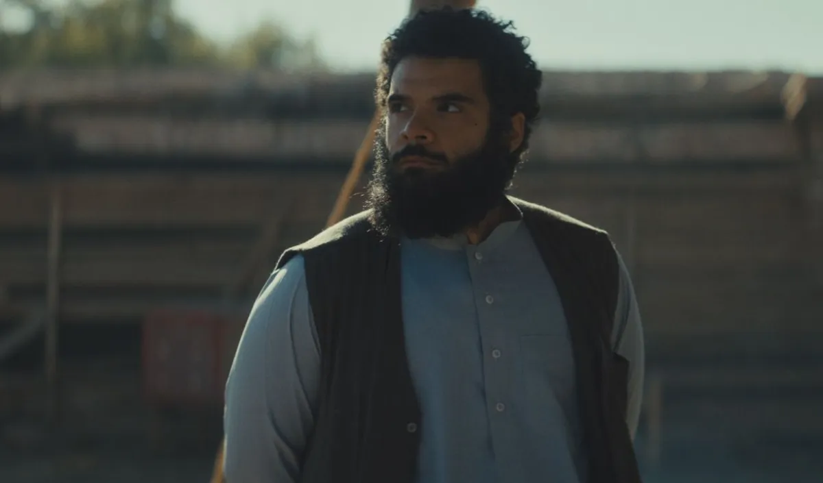 حكيم جمعة في كواليس فيلم قندهار - الصورة من المركز الإعلامي للفيلم