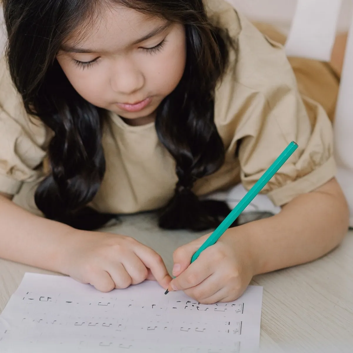 صورة لطفلة تكتب