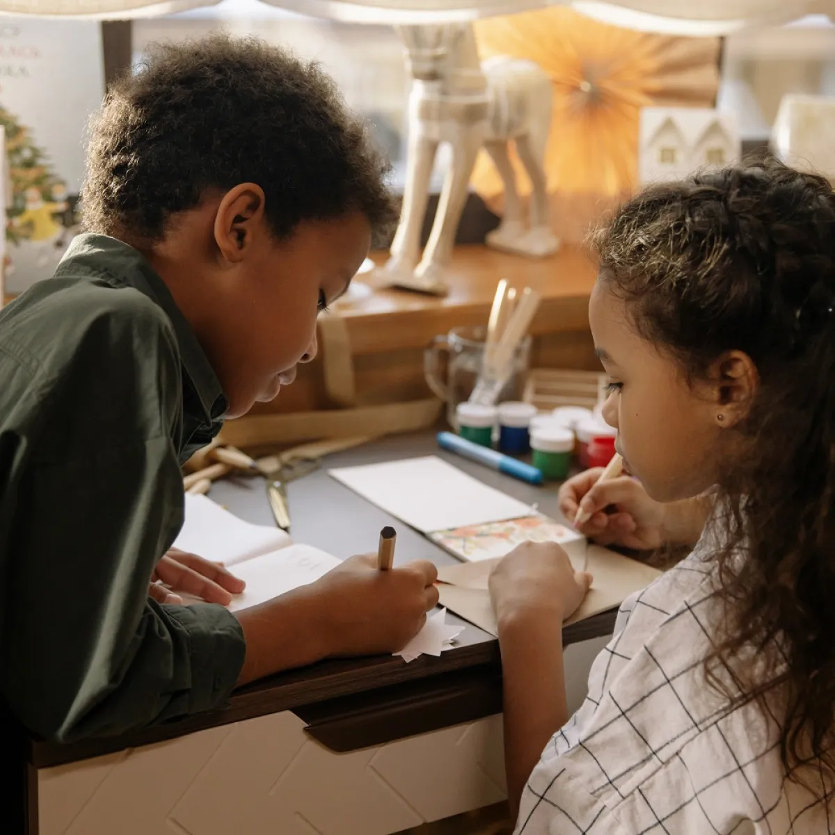 صورة لطفل وطفلة