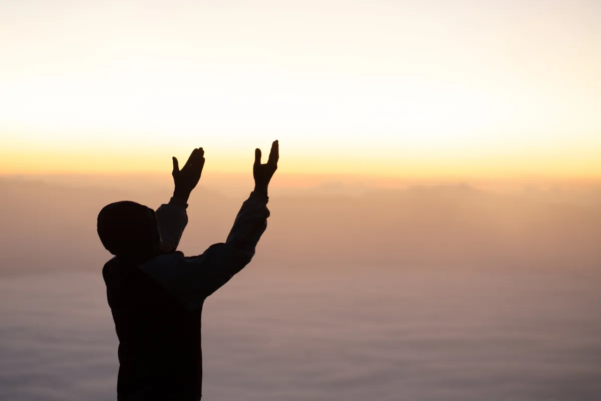 صورة رجل يتعبد