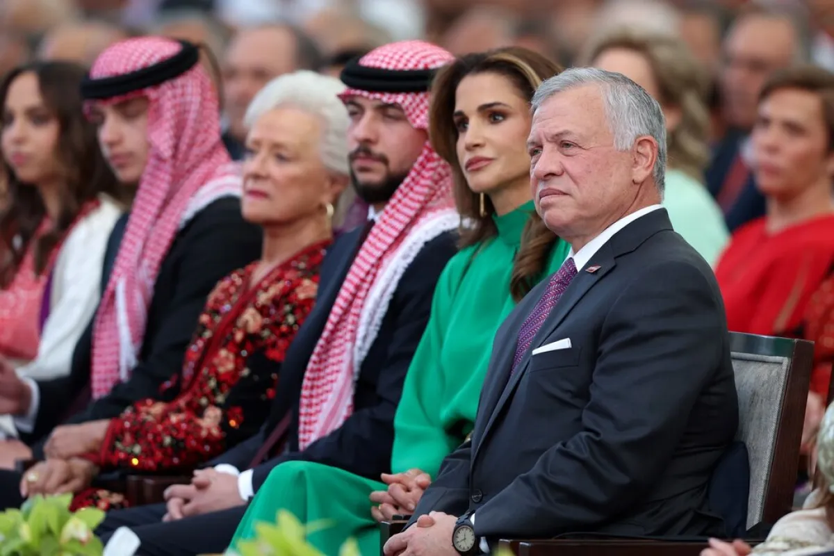 الملك عبدالله والملكة رانيا والأمير الحسين King Abdullah II, Queen Rania and Crown Prince Hussein خلال الاحتفال بيوم الاستقلال الـ 77 ( مصدر الصورة: Khalil MAZRAAWI / AFP)
