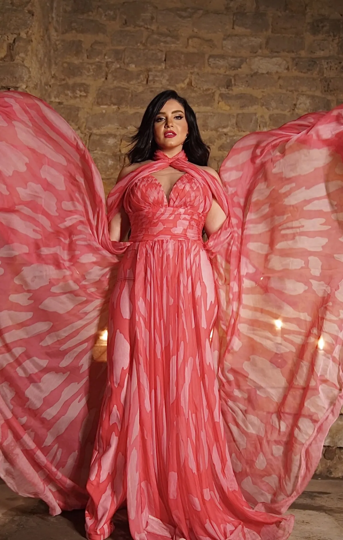  نورا بالألف  الصورة خاصة من الفنانة لكواليس أغنية "إدلع"