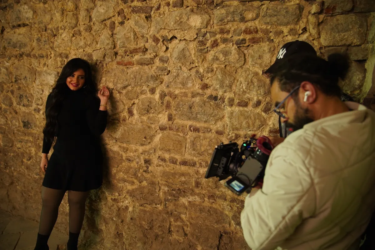  نورا بالألف  الصورة خاصة من الفنانة لكواليس أغنية "إدلع"