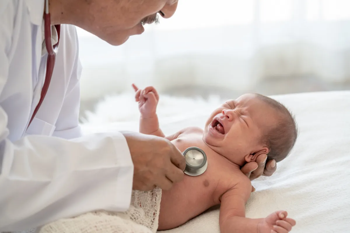 صورة طبيب يفحص المولود