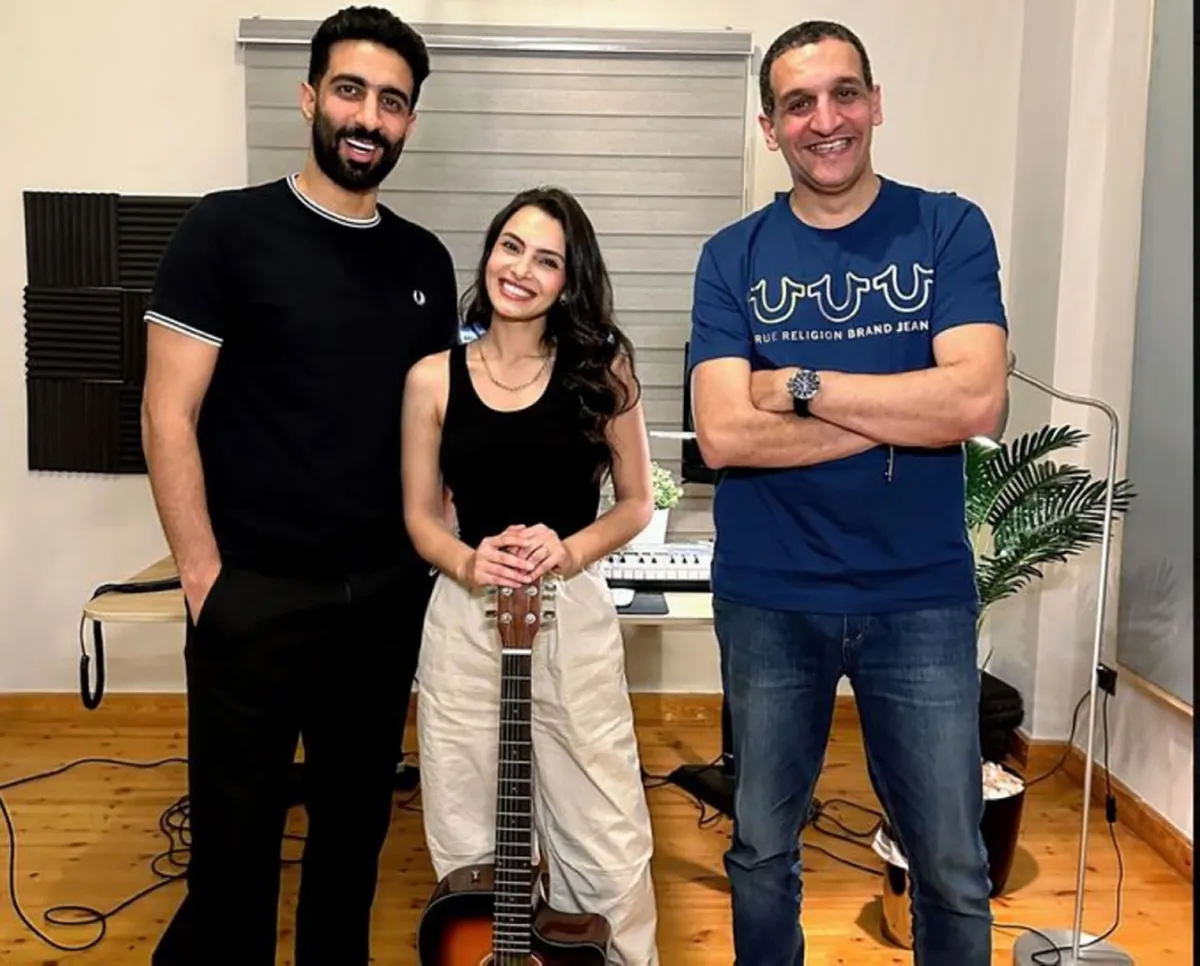 إيهاب صالح مع الفنانة كارمن سليمان وزوجها مصطفى جاد- الصورة من صفحته على تويتر