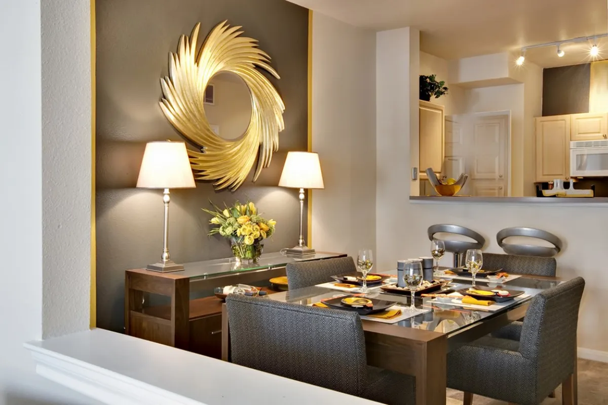 ديكورات جذابة في غرفة الطعام الضيقة