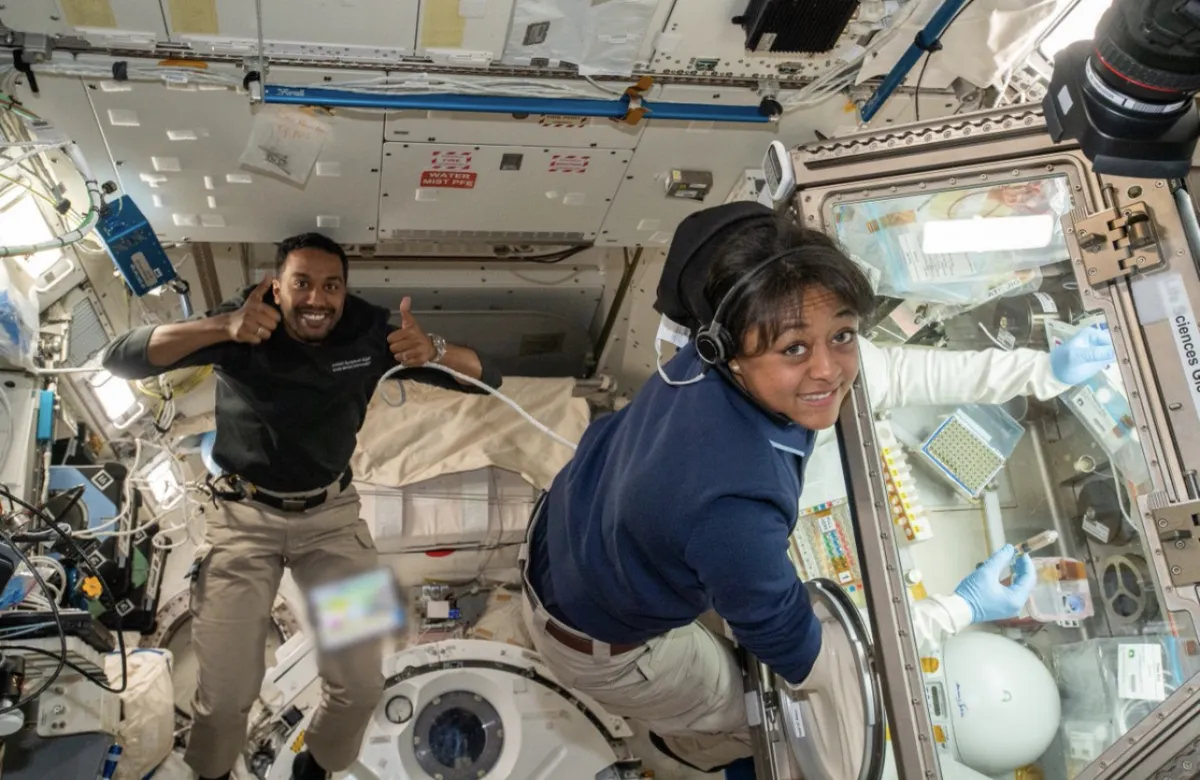 ريانة برناوي وعلي القرني أثناء رحلتهما التاريخية للفضاء - المصدر حساب ريانة برناوي على تويتر