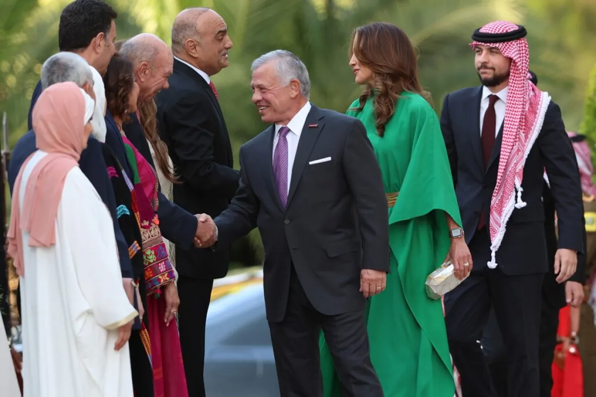 الملك عبدالله والملكة رانيا والأمير الحسين King Abdullah II, Queen Rania and Crown Prince Hussein خلال الاحتفال بيوم الاستقلال الـ 77 ( مصدر الصورة: Khalil MAZRAAWI / AFP)