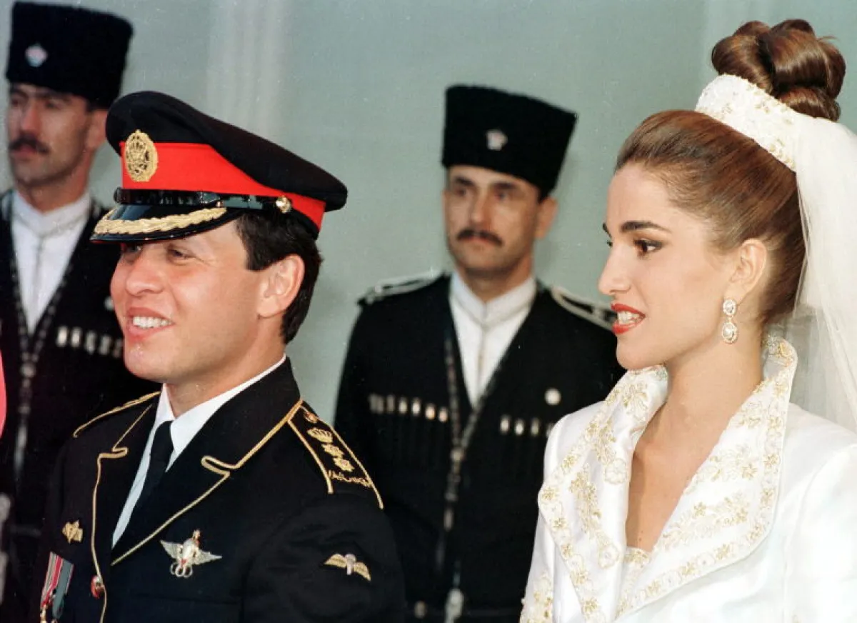 الملك عبدالله والملكة رانيا Abdullah and his wife Rania في حفل زفافهما عام 1993 (مصدر الصورة : RABIH MOGHRABI / AFP)