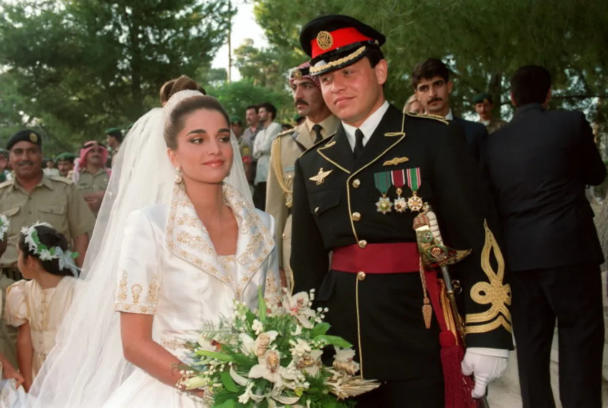 الملك عبدالله والملكة رانيا Abdullah and his wife Rania في حفل زفافهما عام 1993 (مصدر الصورة : RABIH MOGHRABI / AFP)