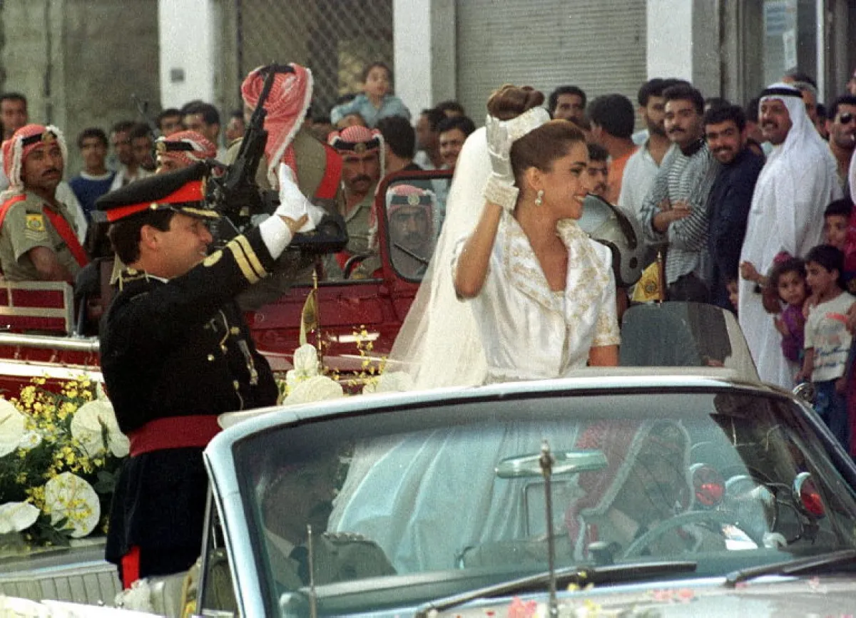 الملك عبدالله والملكة رانيا Abdullah and his wife Rania في حفل زفافهما عام 1993 (مصدر الصورة : RABIH MOGHRABI / AFP)