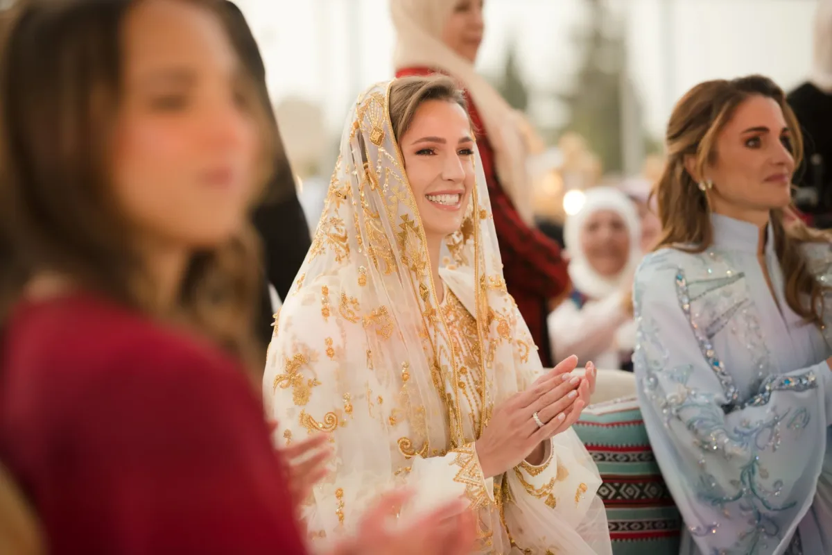 الآنسة رجوة آل السيف خطيبة الأمير الحسين في حفل الحناء قبل الزفاف بعمّان (مصدر الصورة Office of Her Majesty Queen Rania Al Abdullah / AFP)