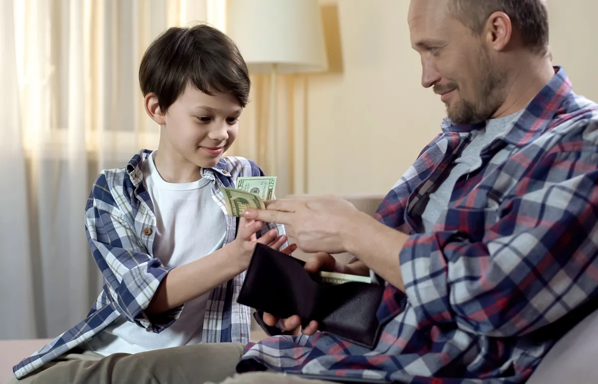 كيف تُعلمين ابنك المراهق قيمة المال؟