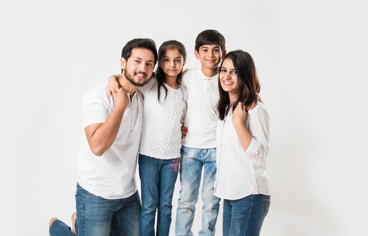 صورة لعائلة تحرص على أساليب تربوية سليمة مع أطفالها