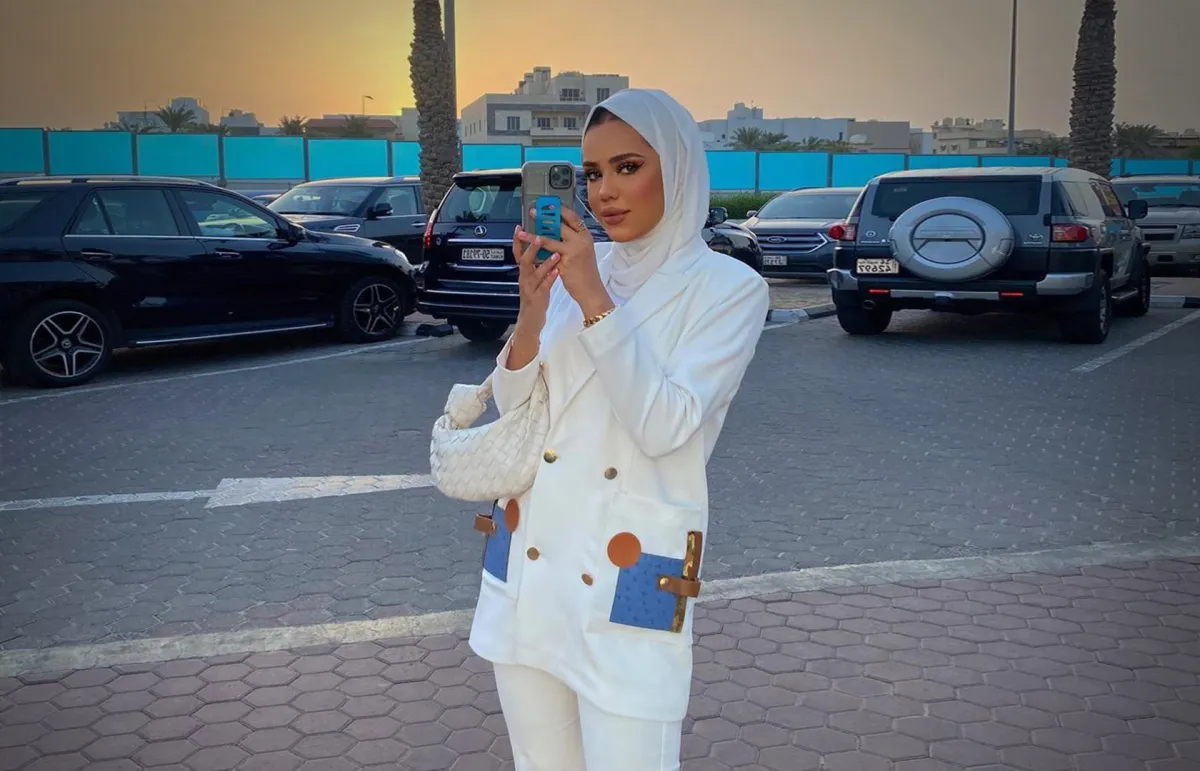 سارة الدهيّم ببدلة رسمية باللون الأبيض