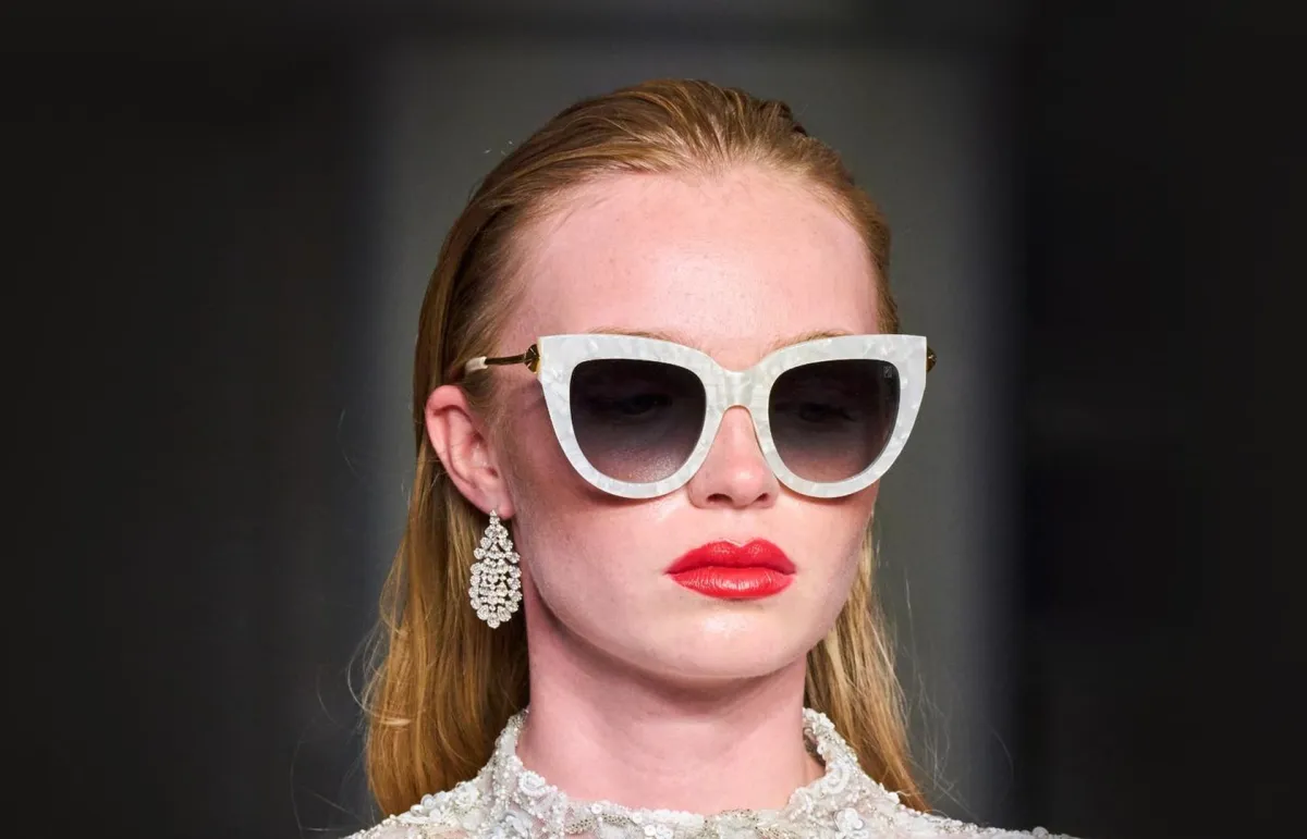 نظارة شمسية بيضاء من هيلين أنتوني Helen Anthony