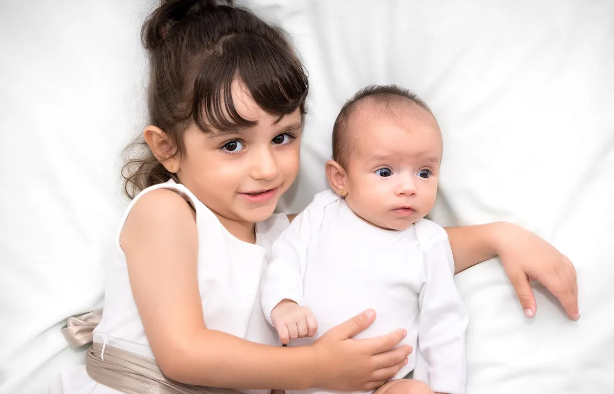 كيف أعود طفلي على المولود الجديد؟